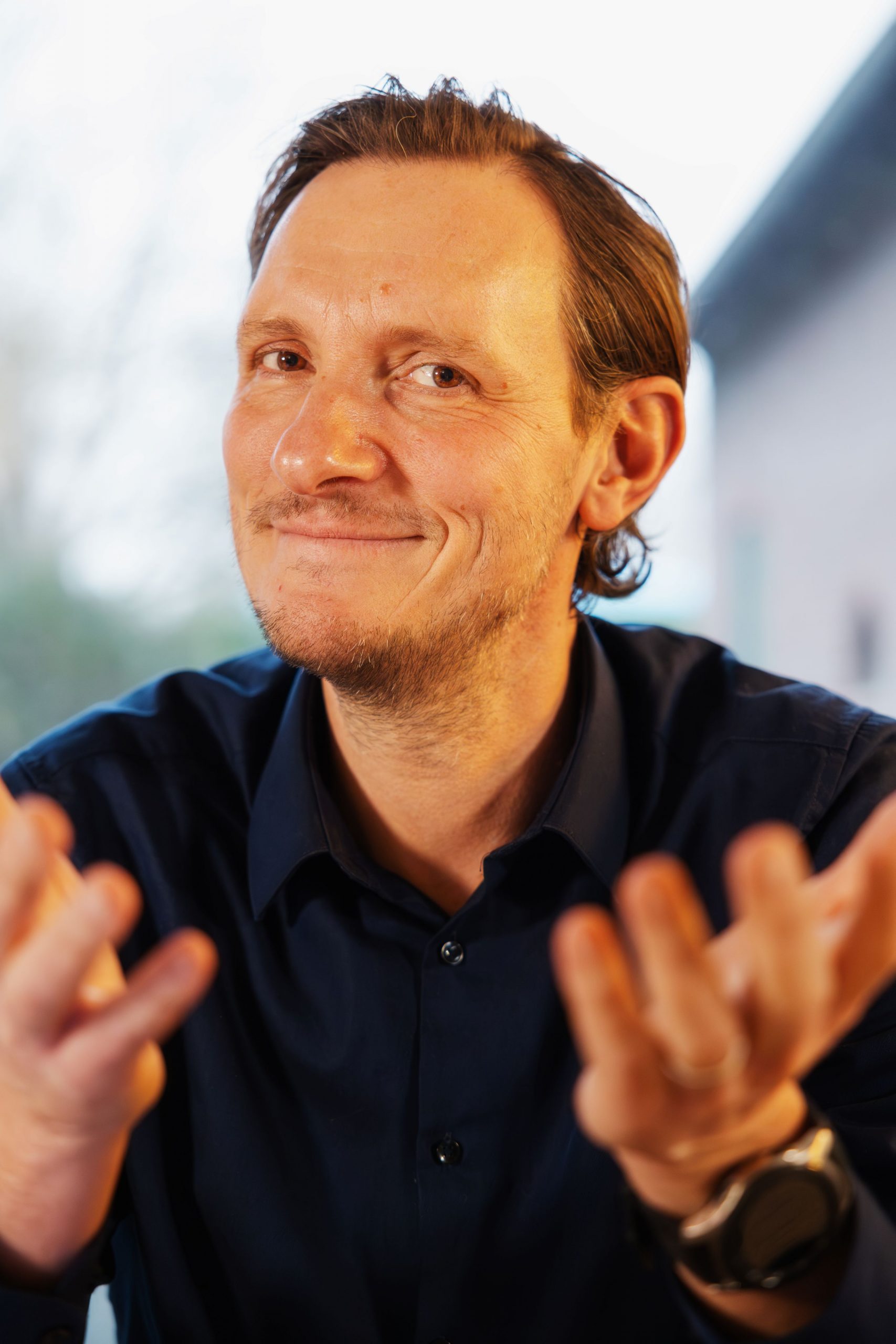 Was-brauchst-Du-noch-LeaderMind-Coaching-Philipp Reinhardt Philipp Reinhardt mit offener Geste im Coaching-Kontext – Einladung zur Selbstreflexion