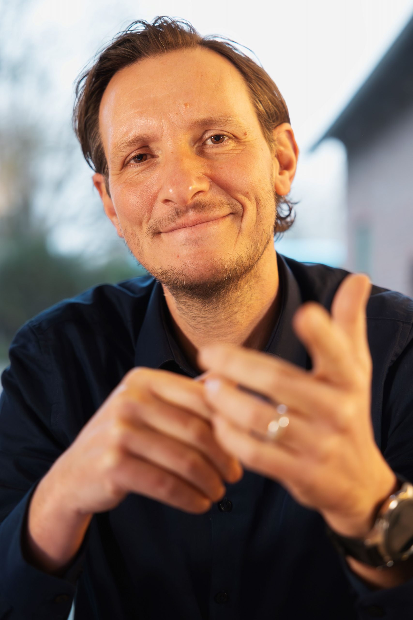 Wunschleben-LeaderMind-Coaching-Philipp Reinhardt Philipp Reinhardt blickt ruhig und offen in die Kamera – Symbolbild für persönliche Selbstführung